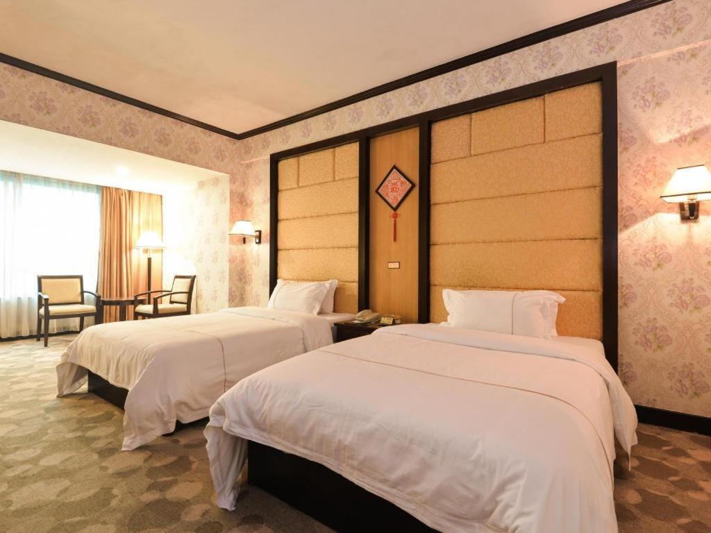 New Pearl River Hotel Cantón Exterior foto